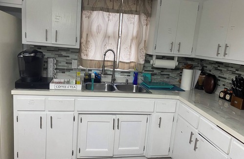 Milwaukee House | Spacious 3-bedroom house in peaceful Milwaukee with AC and gym