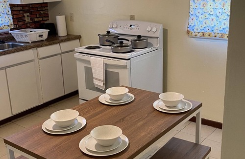 Milwaukee Apartment | Spacious 3bdr free wine wifi and parking