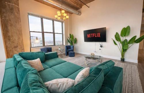 Near South Side Apartment | Spacious 3BR Corner Stay with Optional Parking and Gym Access Near McCormick Place, Grant Park and Soldier Field