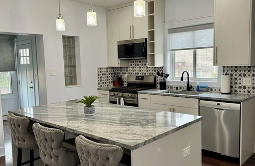 Lincolnwood House | Spacious 4-bedroom bungalow in family friendly Lincolnwood with WiFi, AC