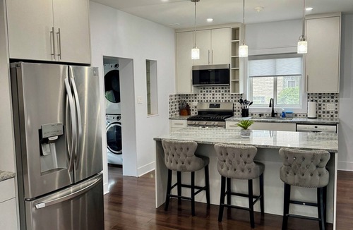 Lincolnwood House | Spacious 4-bedroom bungalow in family friendly Lincolnwood with WiFi, AC