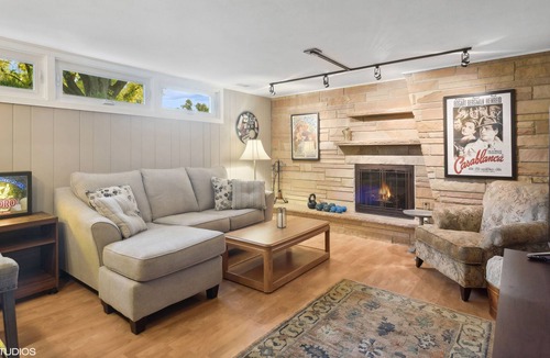 Geneva House | Spacious 4 BR Getaway in the Heart of Geneva. Walk to Downtown and the Fox!