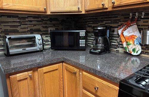 Schaumburg House | Spacious 4BR-2.5 bath Family-Friendly Retreat sleeps 8