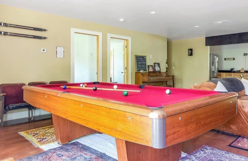 Fennville House | Spacious 4BR Fennville Farmhouse w/Pool Table