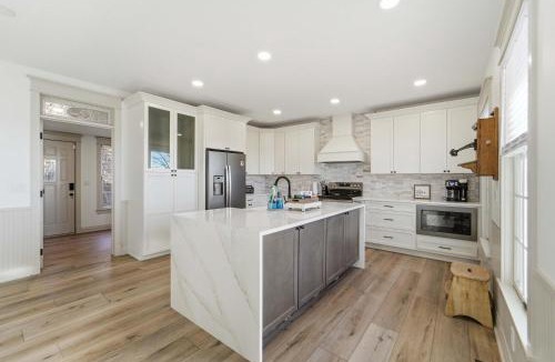 Saylorville House | Spacious 5BR Retreat w Game Room Huge Drive & Private Setting