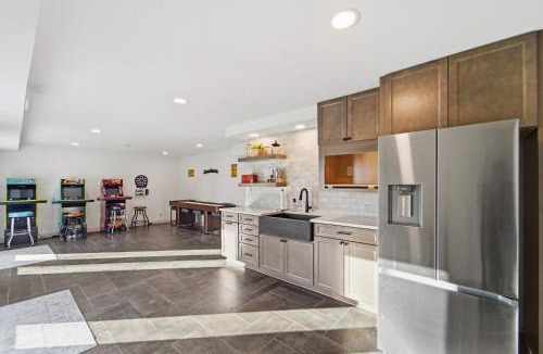 Saylorville House | Spacious 5BR Retreat w Game Room Huge Drive & Private Setting
