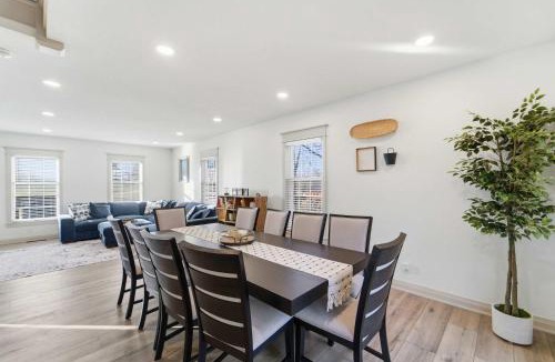 Saylorville House | Spacious 5BR Retreat w Game Room Huge Drive & Private Setting