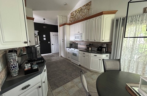 Clio House | Spacious, 9-bed double house in peaceful setting, 12 miles from Frankenmuth