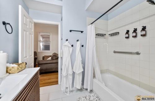 Grand Boulevard Apartment | Spacious apartment in awesome Chicago with WiFi, AC