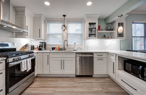 Bucktown Apartment | Spacious Bucktown Apartment Close to a Wealth of Dining Options by RedAwning