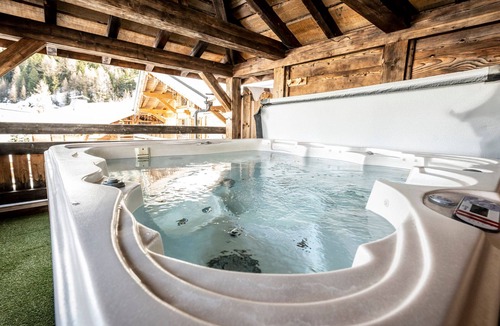Plagne 1800 Ski Chalet | Spacious chalet with jacuzzi, pets allowed, near slopes