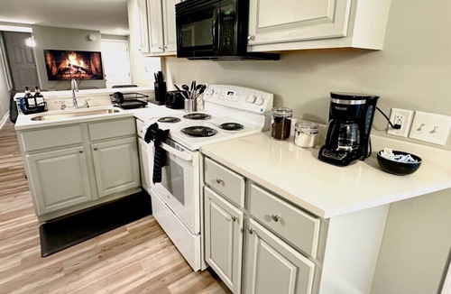 Forest Park Apartment | Spacious & Clean 1.5 Story Apartment with Parking - Easy Access to City+ Airport