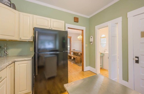 Appleton House | Spacious Downtown Character Home 4 bedroom 3 bath