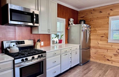 Douglas House | Spacious Farmhouse | Walk to Downtown & Waterfront