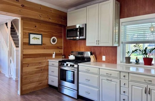 Douglas House | Spacious Farmhouse | Walk to Downtown & Waterfront