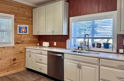 Douglas House | Spacious Farmhouse | Walk to Downtown & Waterfront