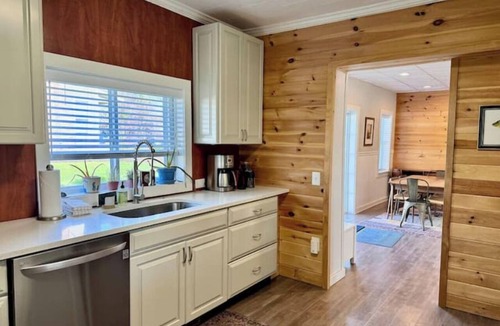 Douglas House | Spacious Farmhouse | Walk to Downtown & Waterfront