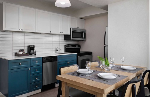 Streeterville Hotel | Spacious Good-Value Accommodation! 2 Convenient Units, Free Breakfast