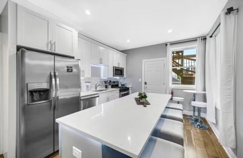 Oak Park Apartment | Spacious Haven /8-Min to Chicago /Sleeps 10