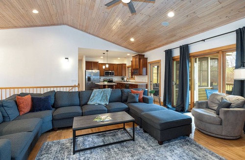 The Galena Territory House | Spacious-Hot Tub-Pool Table-Screen Porch-6 Bedroom-6 Bathroom