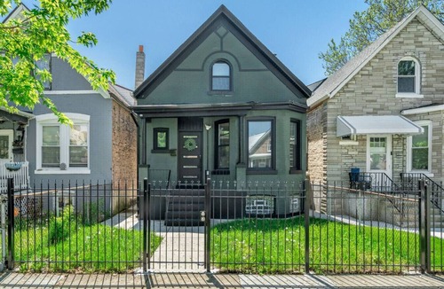 Chicago House | Spacious/New - 8BD/4BTH - Sleeps 16 + Garage!
