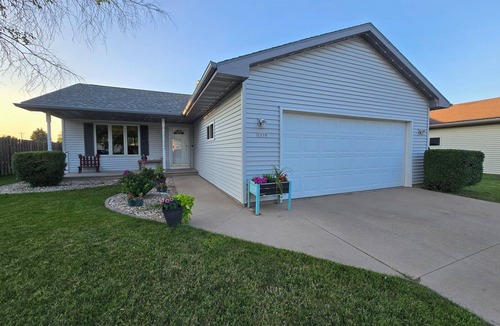 Oshkosh House | Spacious quad level 3 Bedroom 3 Bath, Wi-Fi, Key-less. Great for EAA