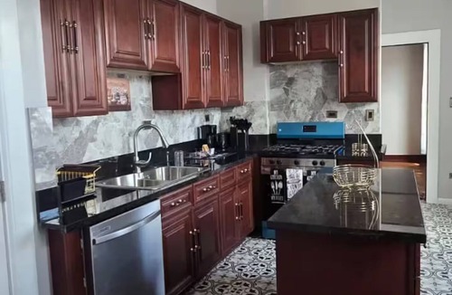 The Gap Apartment | Spacious & Renovated 3BR/2BA Full Kitchen. Steps from McCormick Place & the Loop