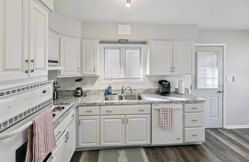 Russell House | Spacious Split-Level Home