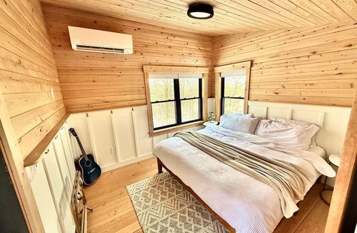 Ottawa Cabin | Spacious Tree House near Starved Rock and Buffalo Rock State Parks, Perfect for a Family Glamping Getaway