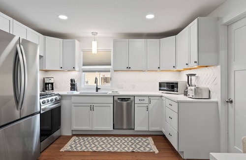 Lake Geneva House | Spare Time Retreat | Renovated | Walk to Town| Next to Bowling Alley|Parking|Fire Table|Grill