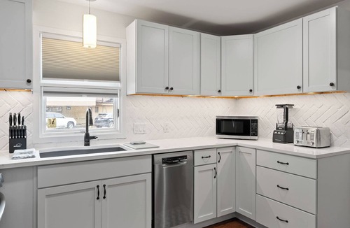 Lake Geneva House | Spare Time Retreat | Renovated | Walk to Town| Next to Bowling Alley|Parking|Fire Table|Grill