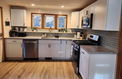 Solon Township Cottage | Sparta Hillside Cabin Hot tub Wi-Fi Dog Friendly