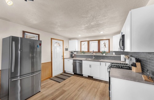 Solon Township Cottage | Sparta Hillside Cabin Hot tub Wi-Fi Dog Friendly