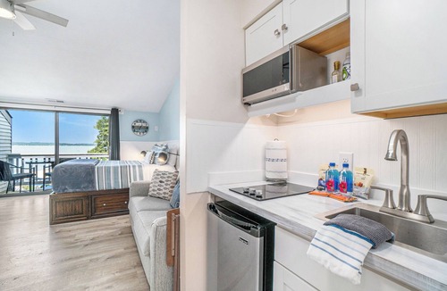 Acme Condo | ☀ Spectacular Bay View 2 x Connected Studio Condos ➠ 5586 & 5587
