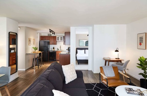 Streeterville Apartment | Spectacular Penthouse Corner 2BR in Streeterville | Roof Deck | Lake Views
