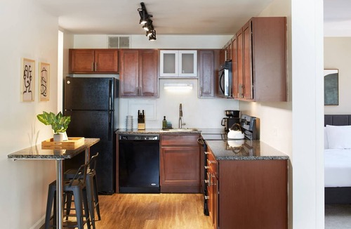 Streeterville Apartment | Spectacular Penthouse Corner 2BR in Streeterville | Roof Deck | Lake Views