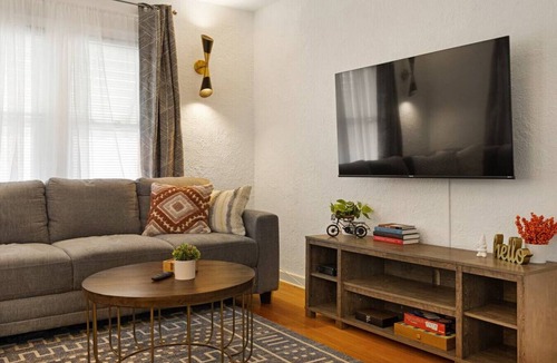 East Peoria House | Springfield · 5Queens+1TwinFuton: East Peoria-Perfect for Lrg Groups