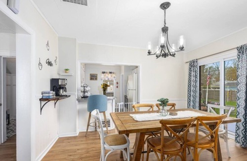 Lakeside House | Stay cool, 1.5 miles beach, Kayaks, wood, Bikes