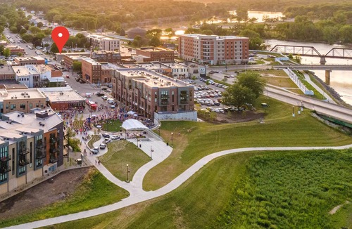 Cedar Falls Apartment | Stay Downtown, Free Gated Parking, Renovated Studio! 523