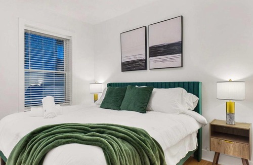 Lakeview Apartment | Steps from Wrigley Field and Lake Michigan