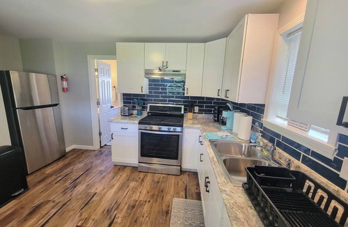 Ottawa House | Steps to downtown, Pet friendly, by Starved Rock!