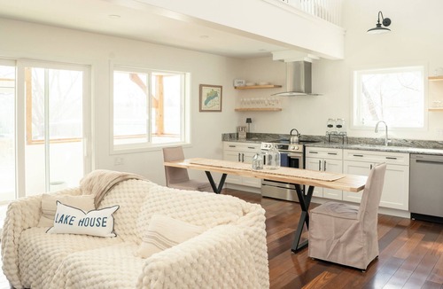 Como House | Steps to Lake Como! Intimate Getaway Lake Geneva!