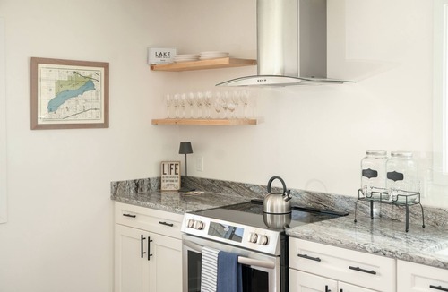 Como House | Steps to Lake Como! Intimate Getaway Lake Geneva!