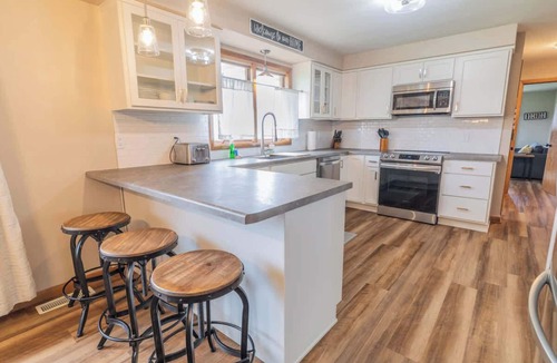 Ashwaubenon House | Steps to Lambeau | Backyard & BBQ