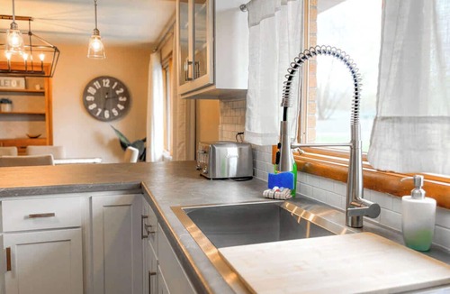 Ashwaubenon House | Steps to Lambeau | Backyard & BBQ