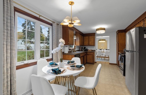 Ashwaubenon House | Steps to Lambeau · Garage Lounge · Fire Pit