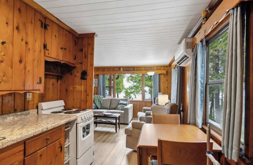 Sturgeon Bay Cabin | Stony Shore Cabin - Charming cabin from yesteryear
