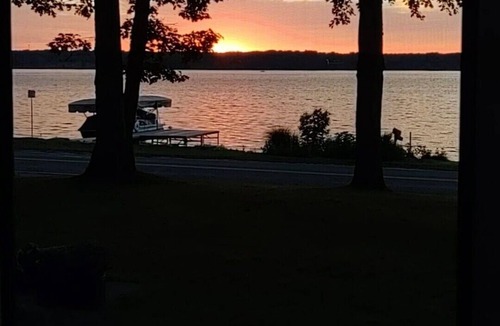 Whitehall Cottage | Storybook Sunset Cottage on White Lake. Excellent Location. Dock & Kayaks.