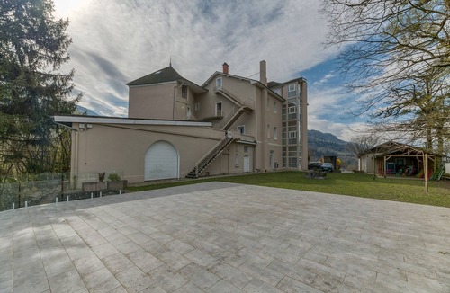 Arvillard Apartment | Studio '306' with shared pool, shared terrace and Wi-Fi