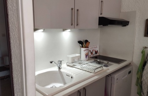 Saintes-Maries-de-la-Mer Apartment | Studio apartment in attractive residence on garden level, Loggia, Terrace with trees.